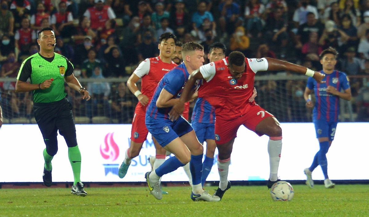 AKSI sengit Sabah FC menentang JDT di Likas minggu lalu. 