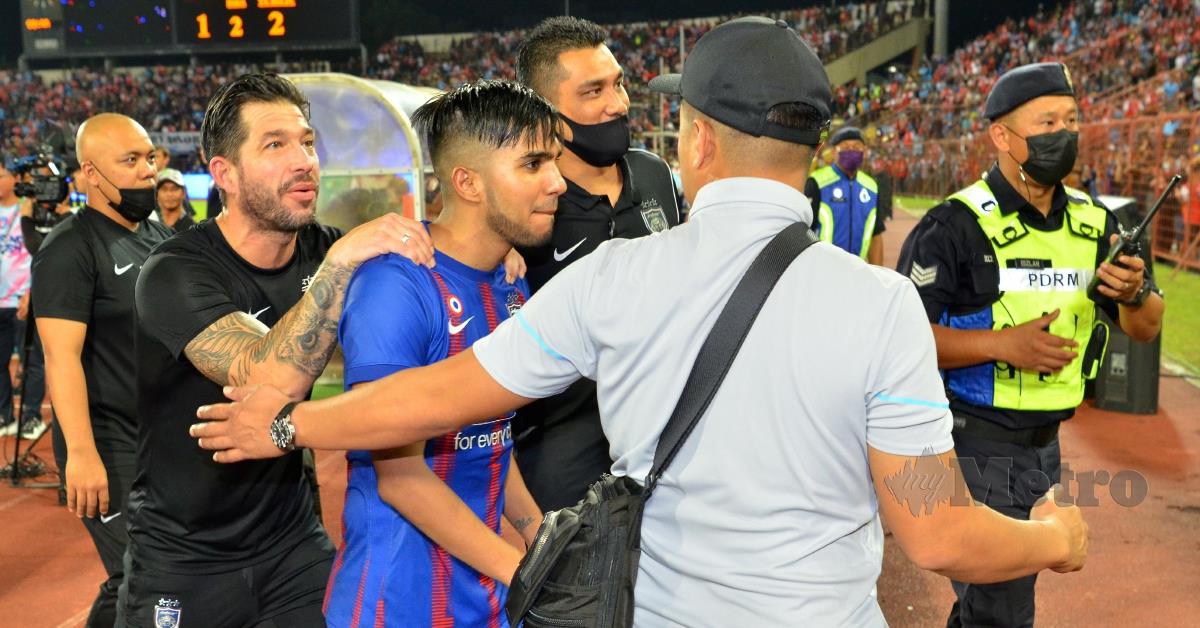 KETUA Jurulatih JDT, Benjamin Mora (kiri) bersama Leandro Velazquez dikawal ketat selepas pasukannya menewaskan Sabah FC 2-1 di Stadium Likas, 15 Julai lalu. FOTO MOHD ADAM ARININ