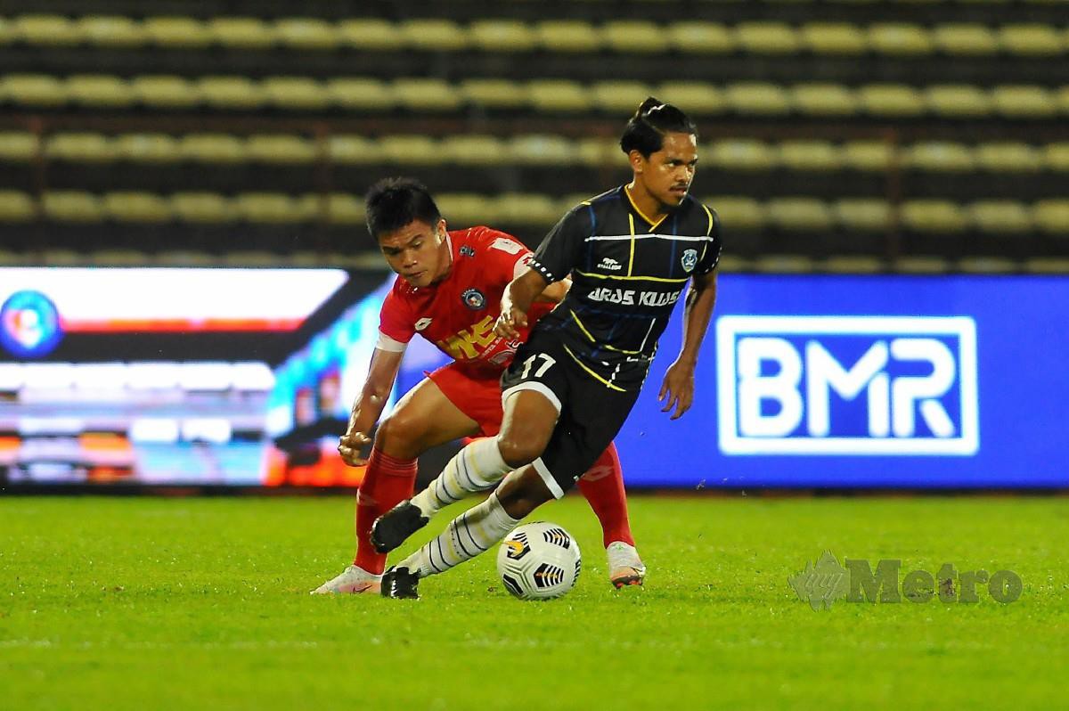 Pemain Sri Pahang, Muhammad Zuhair Aizat Mohd Nazri (kanan) melepasi pemain Sabah FC dalam perlawanan Liga Super. FOTO Mohd Adam Arinin