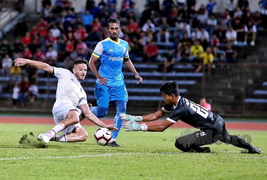 Pemain Sabah, Luka Milunovic (kiri) cuba menewaskan penjaga gol Pulau Pinang, Muhammad Hazrull Hafiz Zulkifly dalam perlawanan Liga Perdana di Stadium Likas. FOTO Khairull Azry Bidin.