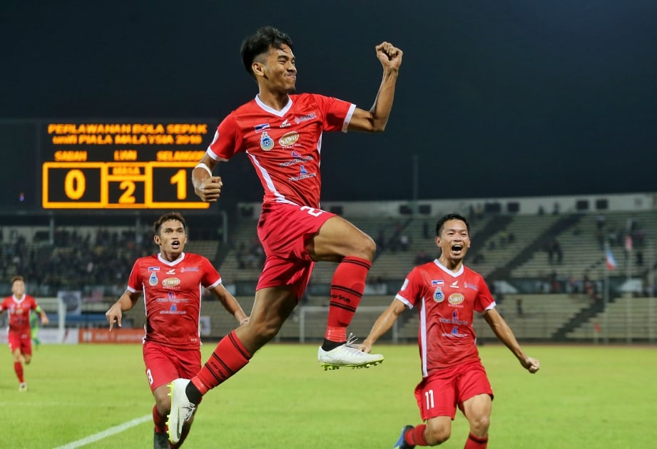 PEMAIN Sabah, Rahman Shah Marajeh meraikan gol kemenangan ketika menentang Pasukan Selangor dalam aksi Piala Malaysia di Stadium Likas. FOTO Khairull Azry Bidin