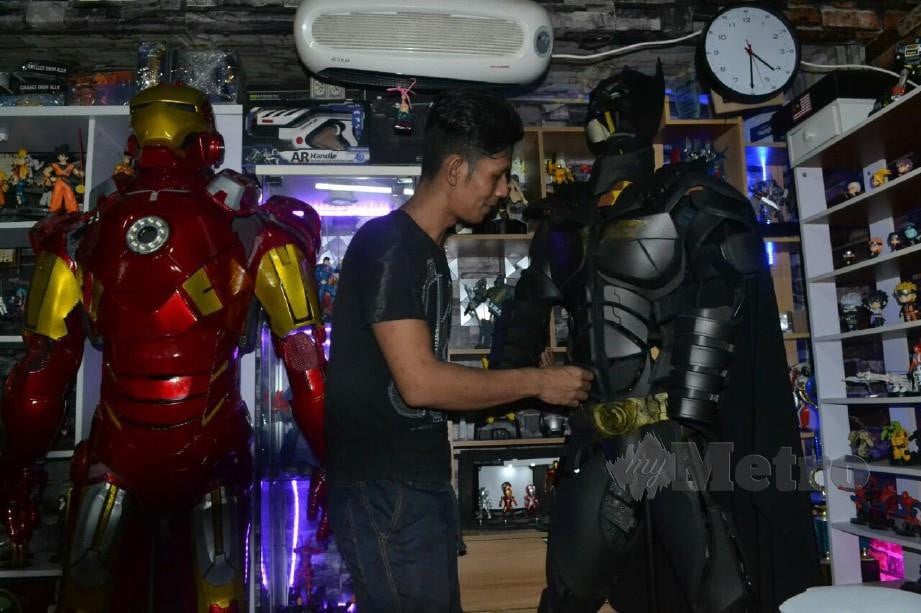Sabree menunjukkan sut Ironman dan Batman yang dihasilkannya sendiri di Kampung Peramu, Kuantan. Foto Asrol Awang