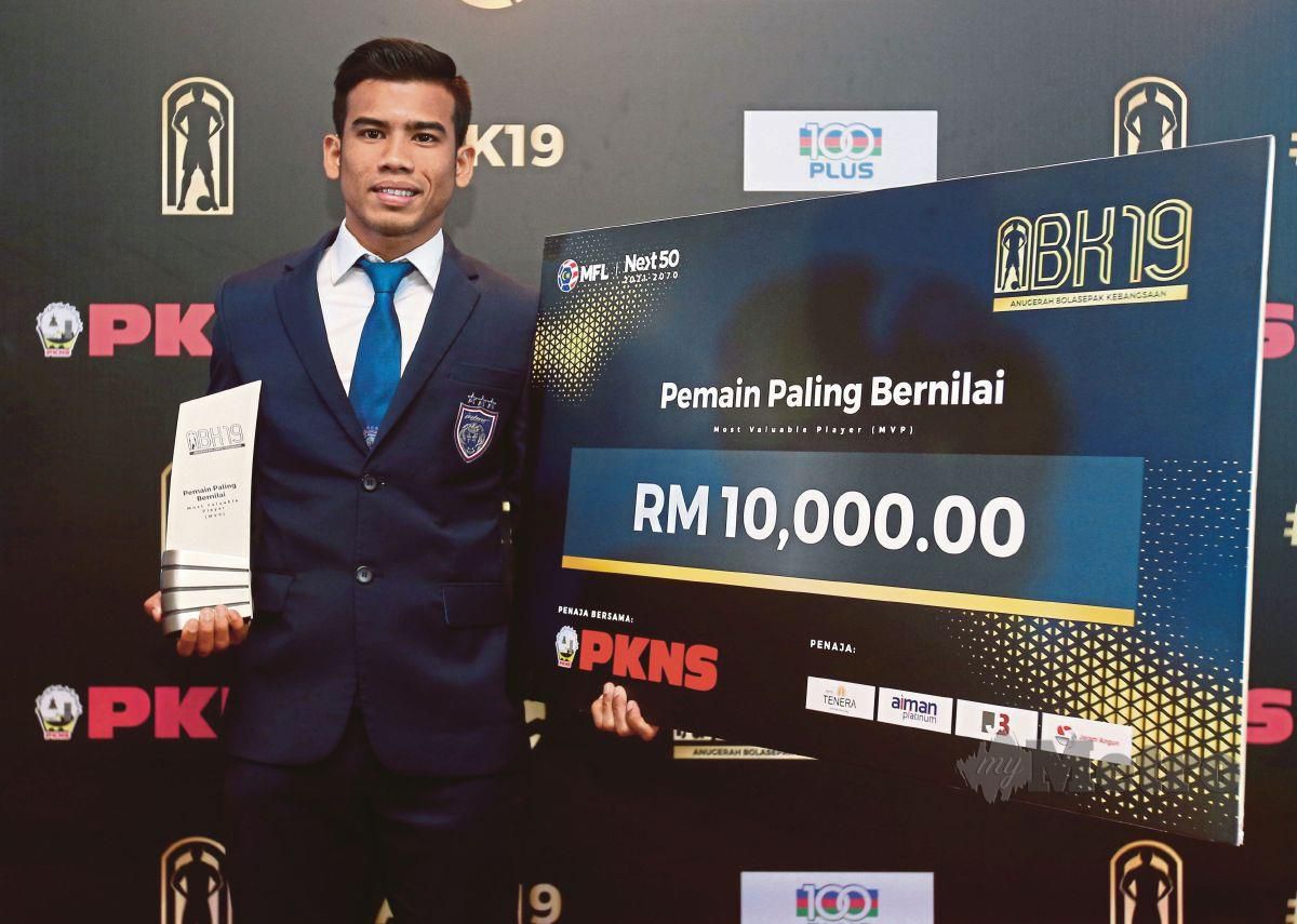 SAFAWI Rasid merangkul Pemain Paling Bernilai (MVP) sempena Anugerah Bola sepak Kebangsaan (ABK) tahun lalu. FOTO NSTP