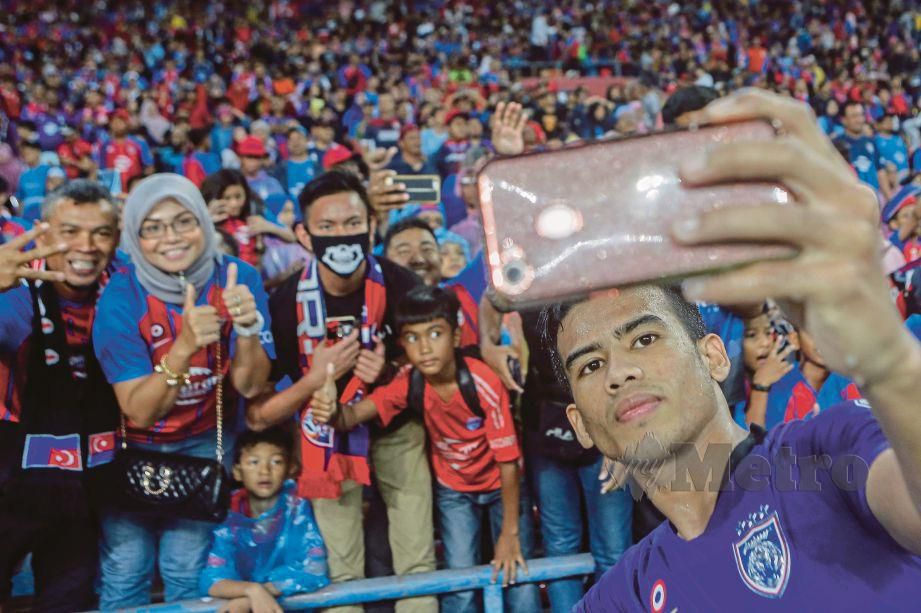 SAFAWI sempat berswafoto bersama penyokong di Stadium Shah Alam selepas tamat perlawanan menentang Selangor.  