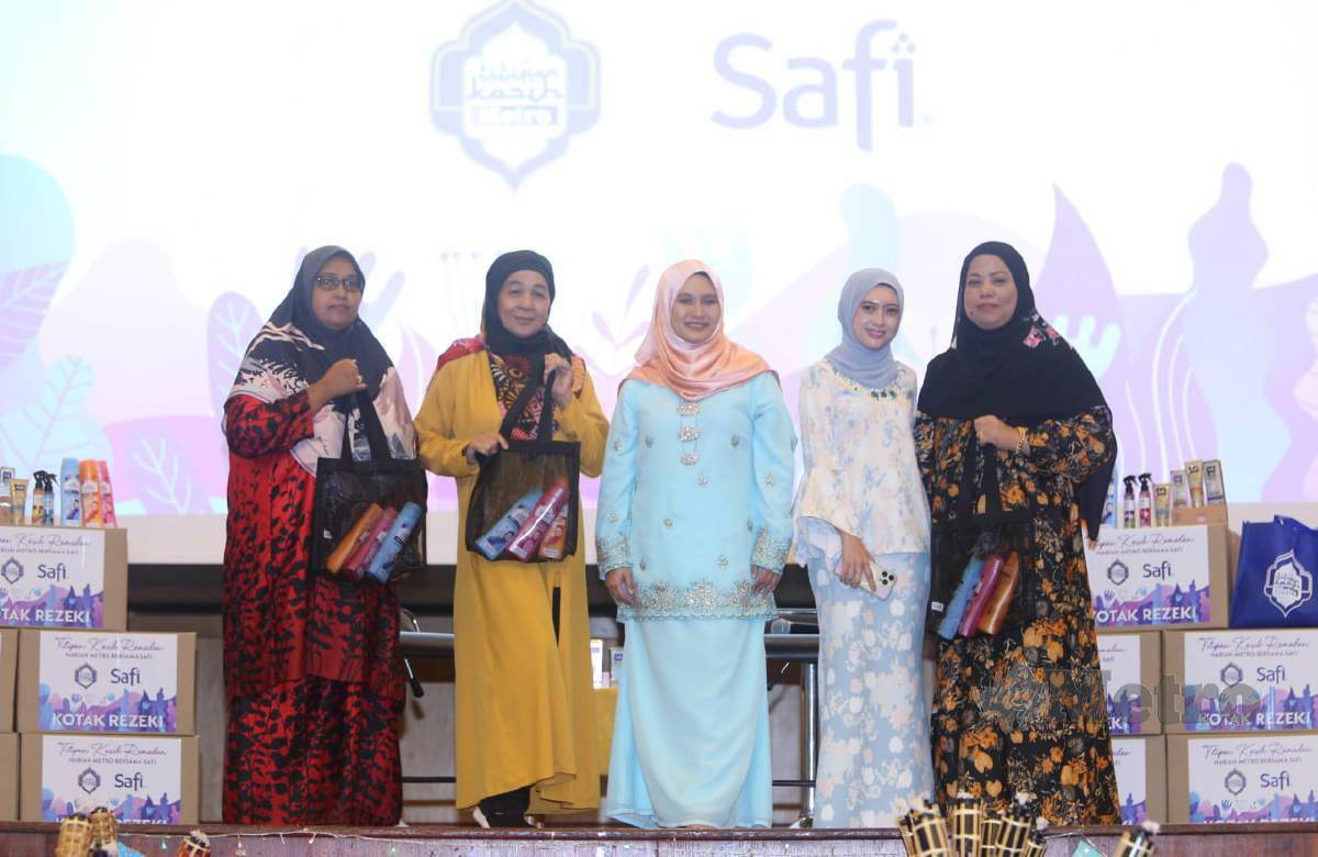 ROZAINA (tengah) bergambar bersama pemenang kuiz Program Titipan Kasih Harian Metro Bersama SAFI. FOTO Mohamad Shahril Badri Saali