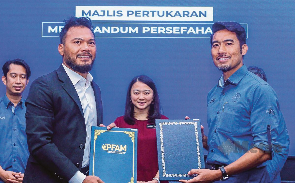 HANNAH (tengah) menyaksikan Presiden Persatuan Pemain Bolasepak Profesional Malaysia (PFAM), Safee Sali (dua kiri) dan Ahmad Faedzal bertukar dokumen memorandum persefahaman di ISN, hari ini. FOTO AZIAH AZMEE