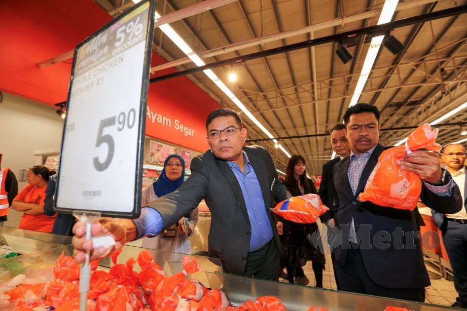 SAIFUDDIN (tengah) meninjau harga ayam selepas Majlis Golden Generation Thank You Member’s Day Aeon Big Kepong. FOTO Aswadi Alias
