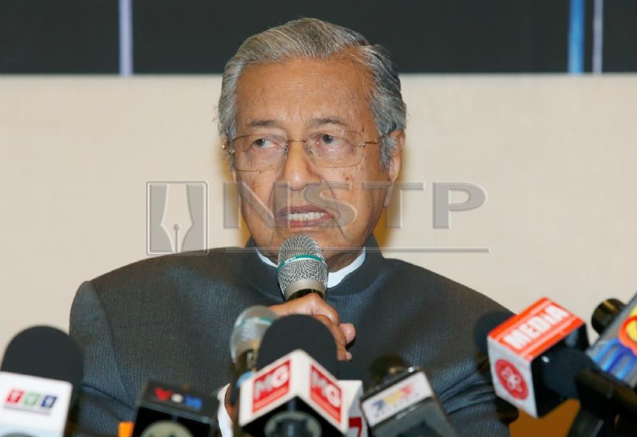 Dr Mahathir ketika sidang media di Putrajaya. FOTO NSTP