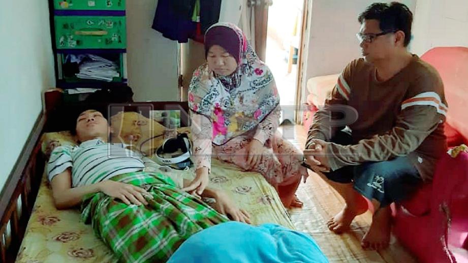 MOHD Soffian dan isteri bersama Mohd Syafiee yang menghidap kanser usus. FOTO Hazsyah Abdul Rahman