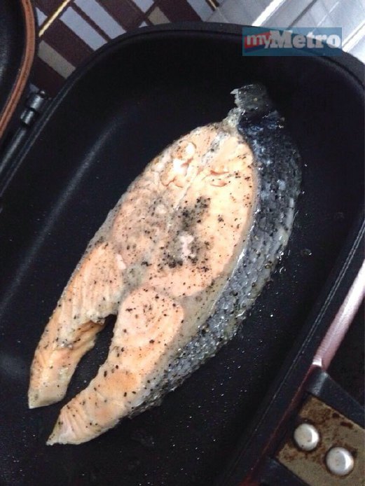 LETAKKAN sedikit minyak zaitun dan panggang di atas api sederhana sehingga salmon masak sepenuhnya. 