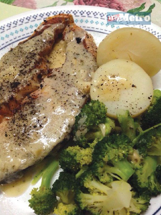 GAUL kentang dan brokoli yang sudah dikukus dengan mentega, kemudian angkat salmon dan hidang bersama sos bawang putih tadi. 