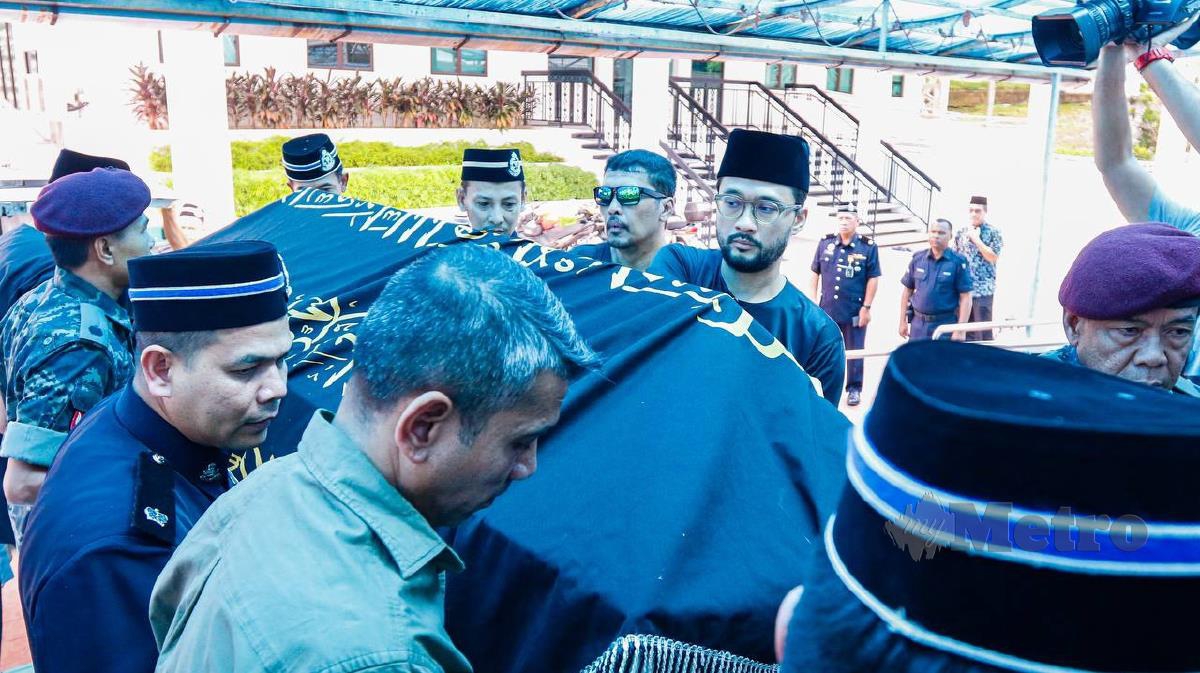  Jenazah Bekas Ketua Polis Negara, Tun Haniff Omar tiba di perkarangan Masjid Negara untuk dimandikan dan seterusnya akan dikebumikan di Makam Pahlawan. FOTO SADIQ SANI