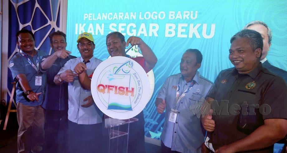 TIMBALAN KSU (Pembangunan) MOA, Datuk Salim Parlan (empat dari kiri) melakukan gimik pelancaran logo baru QFish sempena HPPNK 2019 di Johor Bahru. FOTO Hairul Anuar Rahim.