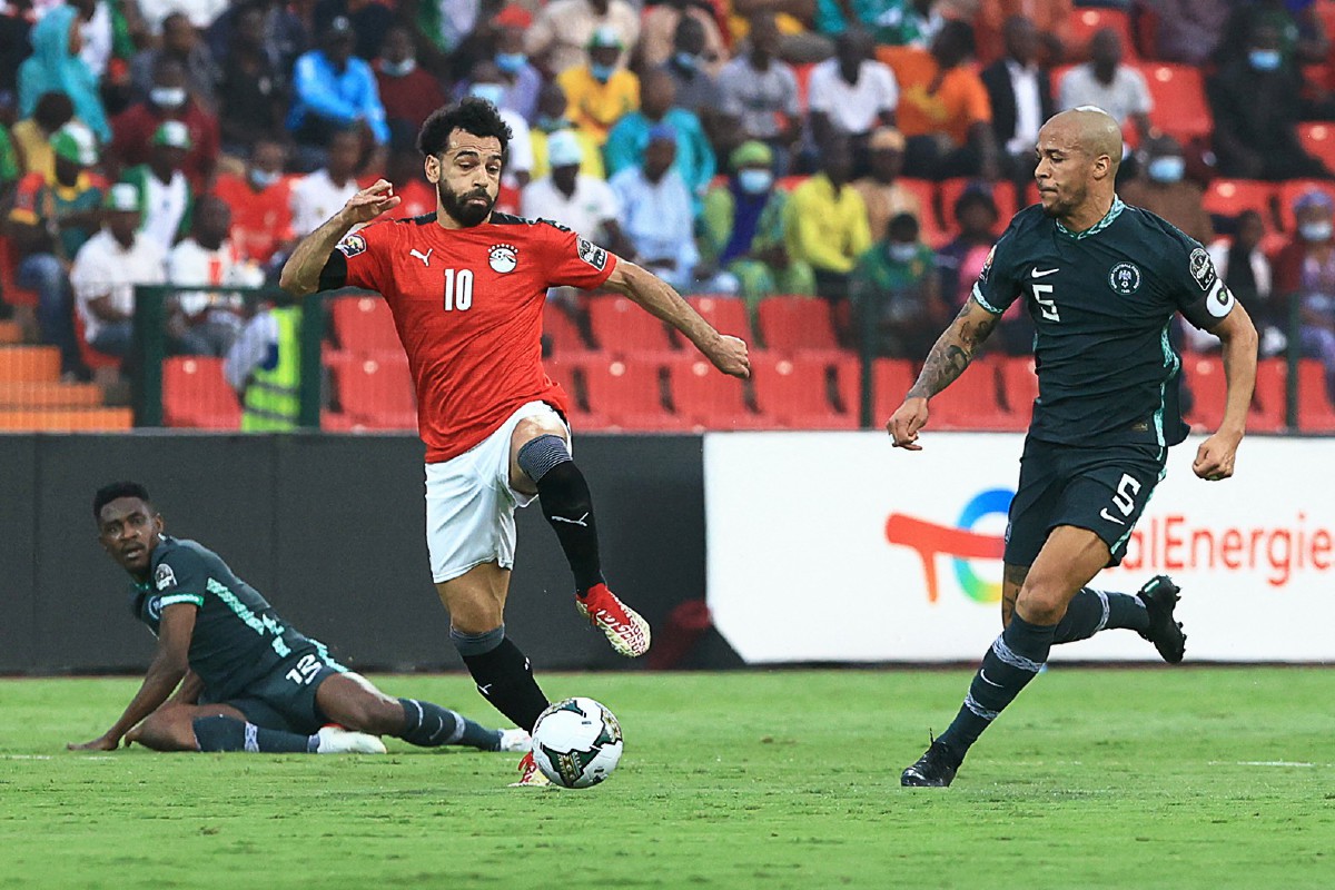 Penyerang Mesir, Mohamed Salah (kiri) dikawal pemain Nigeria pada saingan Kumpulan D Piala Negara Afrika. FOTO AFP