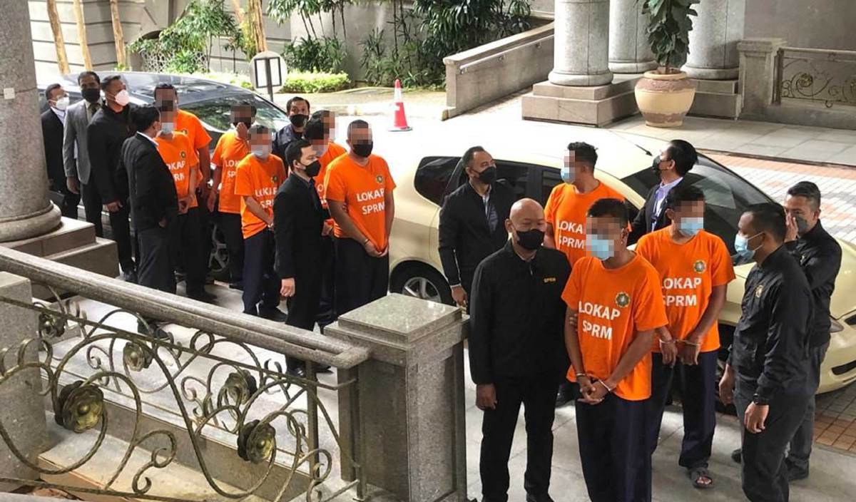 BEBERAPA individu dibawa ke Mahkamah Majistret Putrajaya untuk ditahan reman selepas disyaki terbabit dalam kartel saman trafik. 