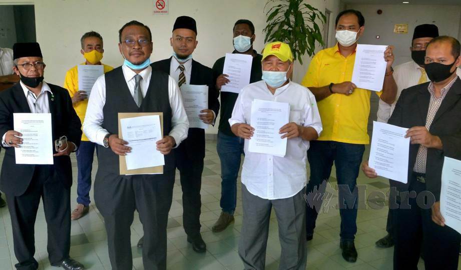 PRESIDEN Parti Putra Malaysia (PUTRA), Datuk Dr Ibrahim Ali (tiga dari kanan) bersama peguam, Mohd Khairul Azam (tiga dari kiri) memfailkan saman berkenaan isu air di Selangor di Mahkamah Shah Alam. FOTO Faiz Anuar