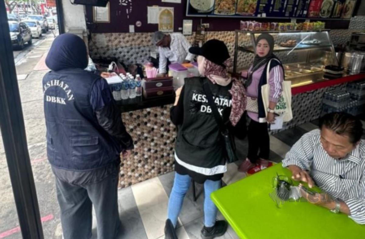 Penguat kuasa DBKK melakukan pemeriksaan kebersihan ke atas sebuah premis makanan di Kota Kinabalu. 