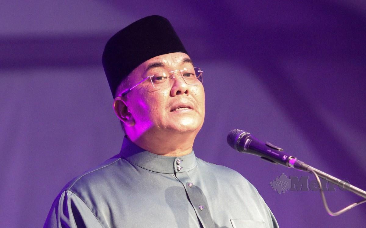 MUHAMMAD Sanusi berucap pada Majlis Sambutan Aidilfitri Madani Kedah. FOTO Wan Nabil Nasir