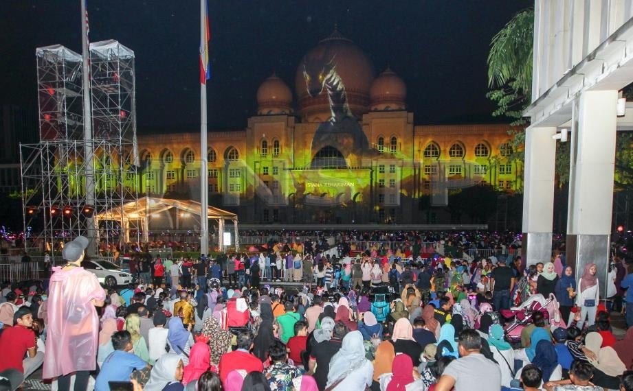 ORANG ramai hadir menyaksikan Majlis Penutupan Festival Light And Motion Putrajaya (LAMPU 2018) dan Sambutan Ambang Tahun Baharu 2019 di pekarangan bangunan Istana Kehakiman Putrajaya. FOTO Aswadi Alias.