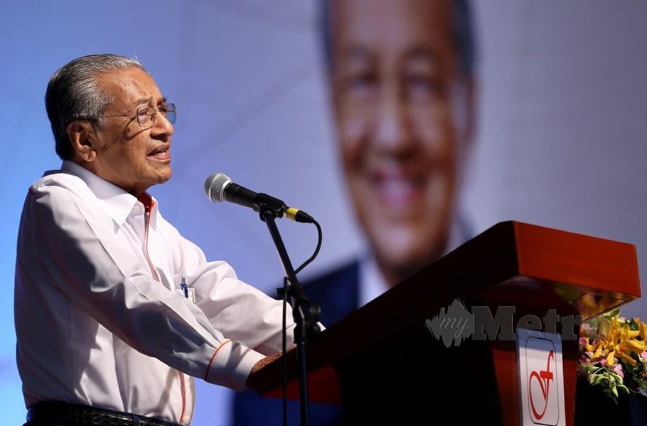 TUN Dr Mahathir Mohamad berucap ketika Majlis Sambutan Hari Peneroka Kebangsaan 2019 di Padang Awam, Felda Selancar 3, Rompin. FOTO MOHAMAD SHAHRIL BADRI SAALI