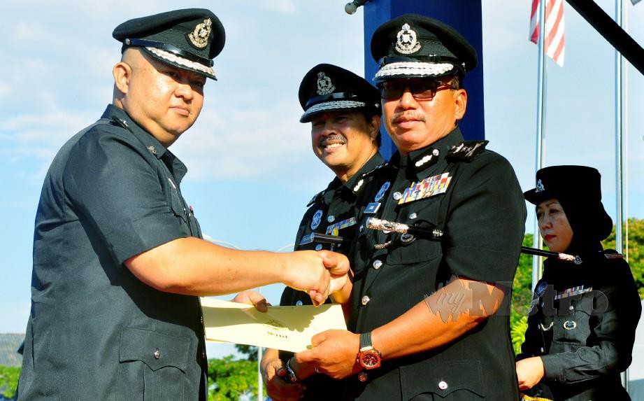 TIMBALAN Pesuruhjaya Polis Sabah, Datuk Zaini Jass, menyampaikan sijil anugerah integriti PDRM kepada Asisten Superintendan (ASP) Daniel Dominic dari Ibu Pejabat Polis Daerah (IPD) Kota Kinabalu. FOTO Norasikin Daineh