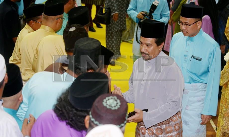 SULTAN Terengganu, Sultan Mizan Zainal Abidin bersalaman dengan orang ramai ketika berangkat pulang selepas merasmikan Sambutan Maulidur Rasul 2018 di Stadium Negeri. FOTO Rozainah Zakaria