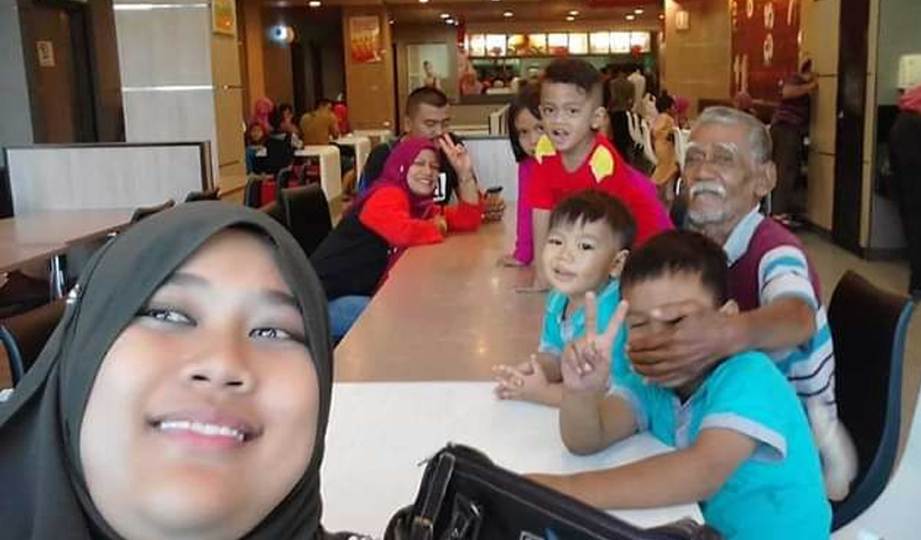 MANGSA sampan karam, Ab Rahman bersama ahli keluarga selepas dilaporkan hilang ketika merawai di perairan Batu Laut,Tanjung Sepat Khamis lalu. FOTO Ihsan keluarga