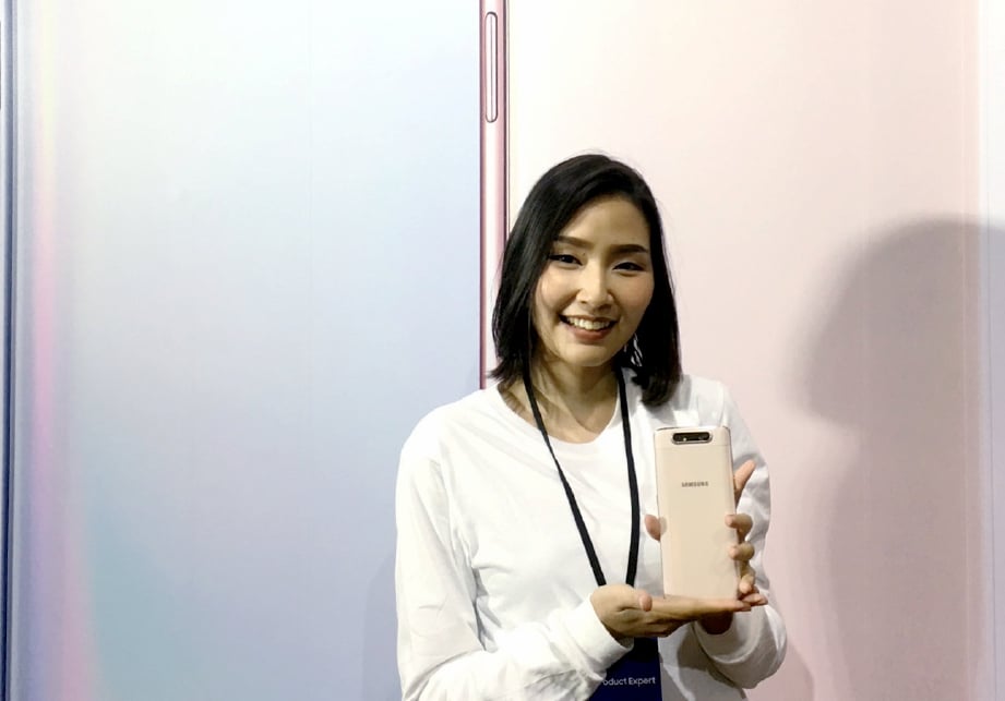 MODEL menunjukkan telefon pintar terbaharu keluaran Samsung, Galaxy A80.