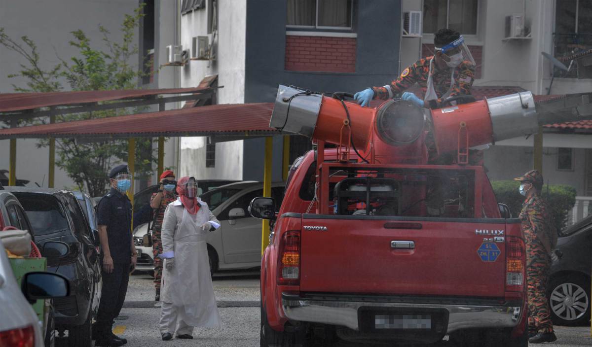 ZURAIDA melihat anggota bomba melakukan proses nyahkuman pada Operasi Sanitasi Massa Jabatan Bomba Dan Penyelamat (JBPM) bagi mengekang penularan wabak Covid-19 di Pangsapuri Desa 288, Taman Datuk Ahmad Razali. FOTO BERNAMA 