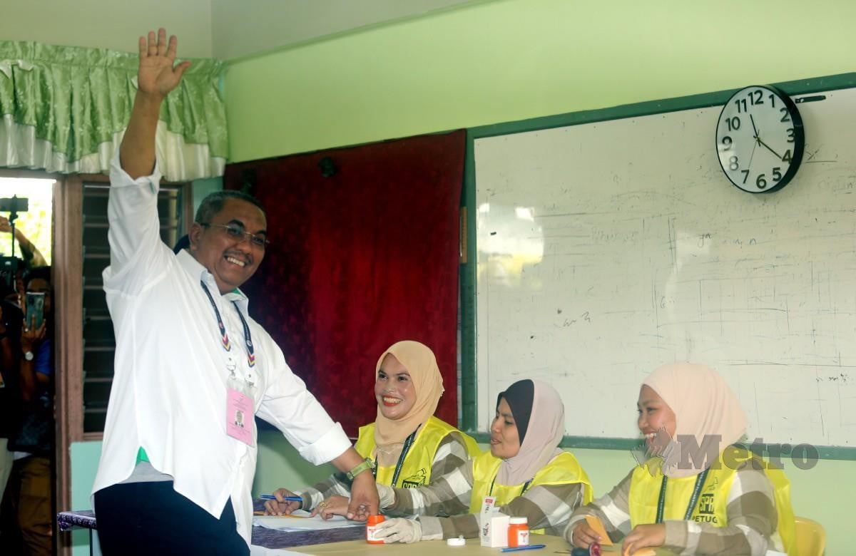 MUHAMMAD Sanusi mengundi di Pusat Mengundi Sekolah Kebangsaan Bandar Baru Beris Jaya. FOTO L Manimaran