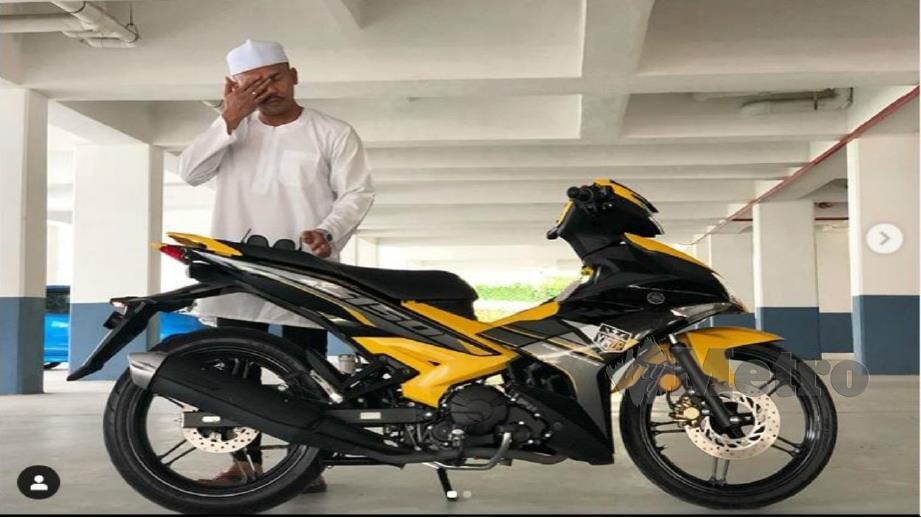 SHUIB bersama motosikal Yamaha Y15 yang dibelinya selepas dua kali meminta izin daripada Sarah. FOTO Instagram Shuib