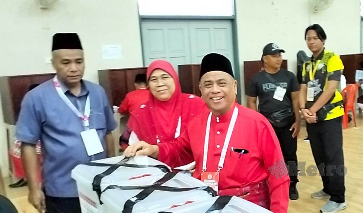 SAARANI ketika membuang undi bagi pelantikan ahli Majlis Kerja Tertinggi (MKT) Umno dan Ahli Jawatankuasa Bahagian dalam Mesyuarat Perwakilan UMNO Bahagian Lenggong. FOTO Muhammad Zulsyamini Sufian Suri.