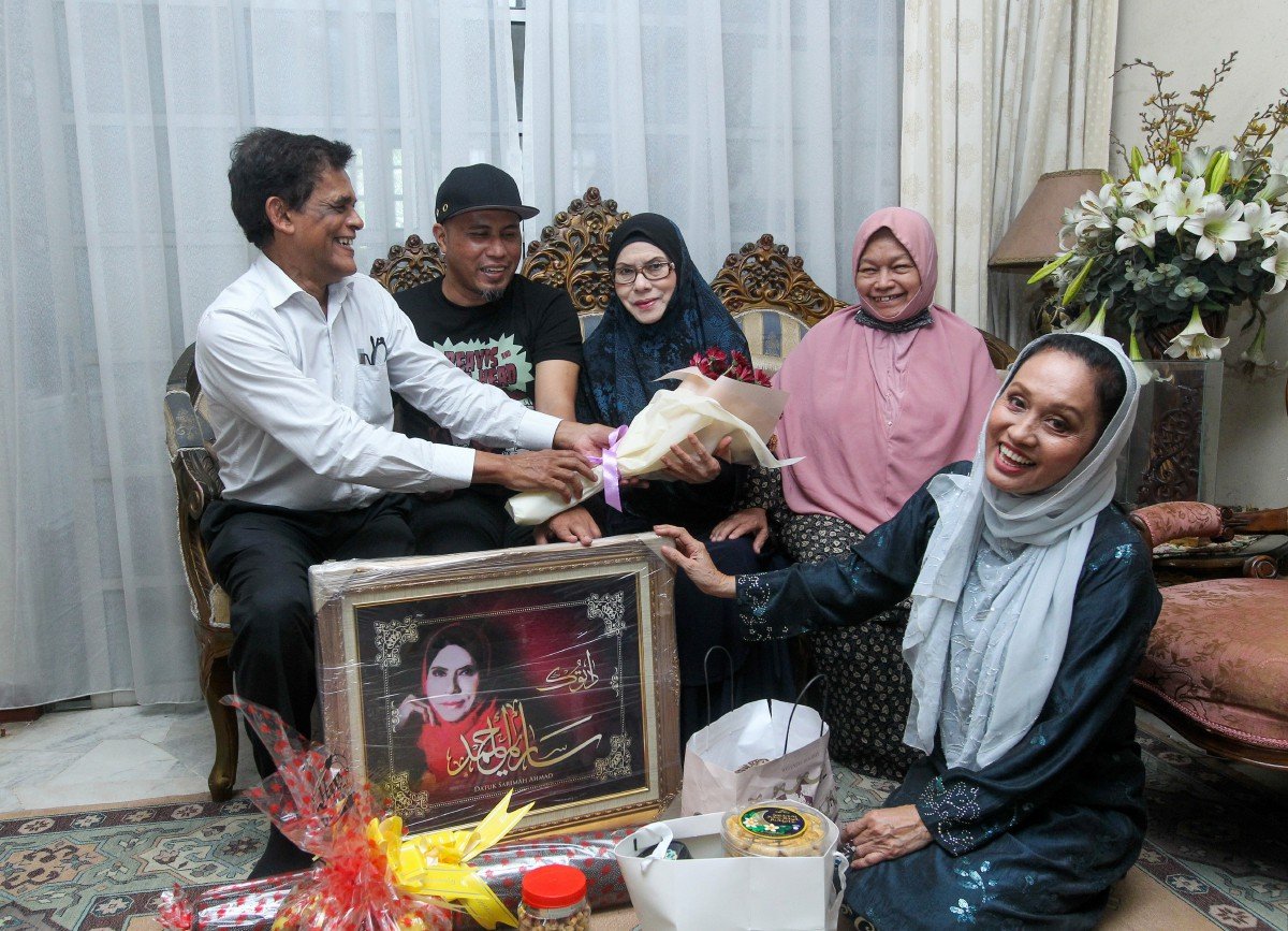 Sarimah dikunjungi Presiden Karyawan, Datuk Freddie Fernandez (kiri) di USJ, Subang Jaya. 