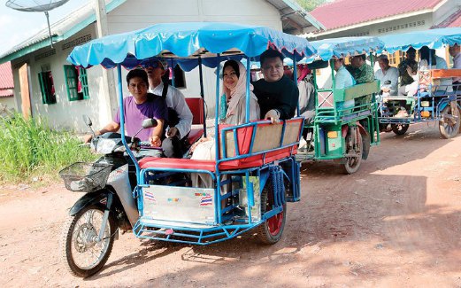 TUANKU Syed Faizuddin dan Tuanku Lailatul Shahreen menaiki beca roda tiga setiba di Pulau Puyu, Satun.
