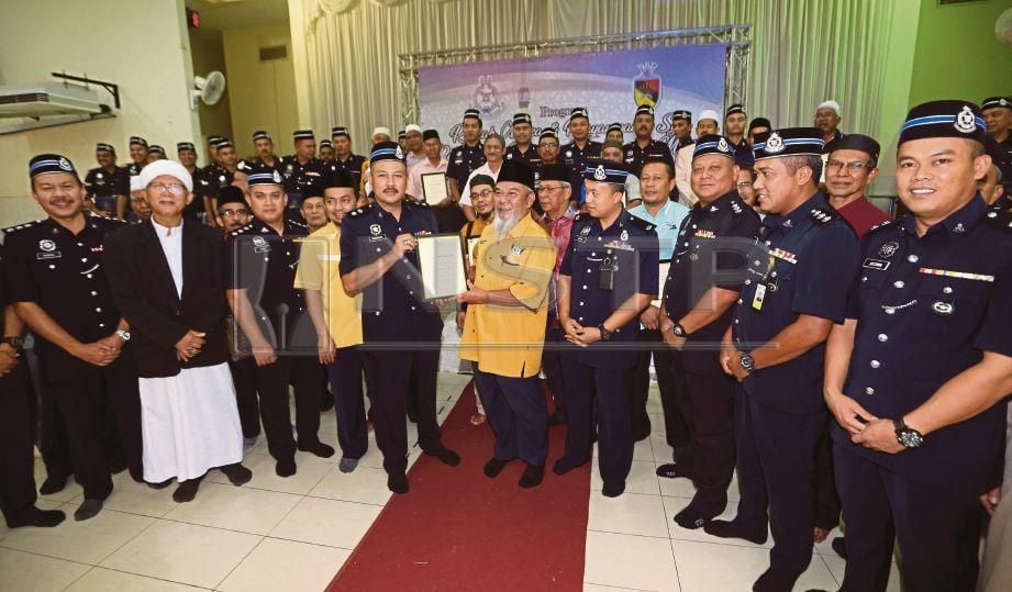 MOHD Nor Marzukee (lima dari kiri) menyerahkan sijil penghargaan kepada Wazir pada Majlis Pelancaran Program Satu Masjid Satu Polis di Masjid Dato Klana Petra Undang Luak Sungei Ujong, Nilai, hari ini. FOTO Iqmal Haqim Rosman.