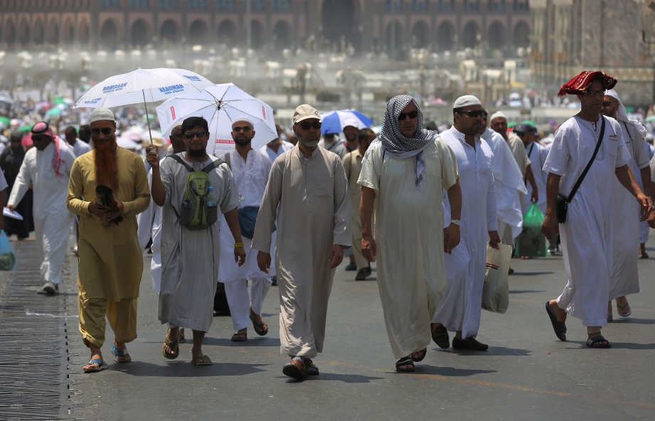 Jemaah Haji berjalan di sekitar Kota Makkah. FOTO AFP