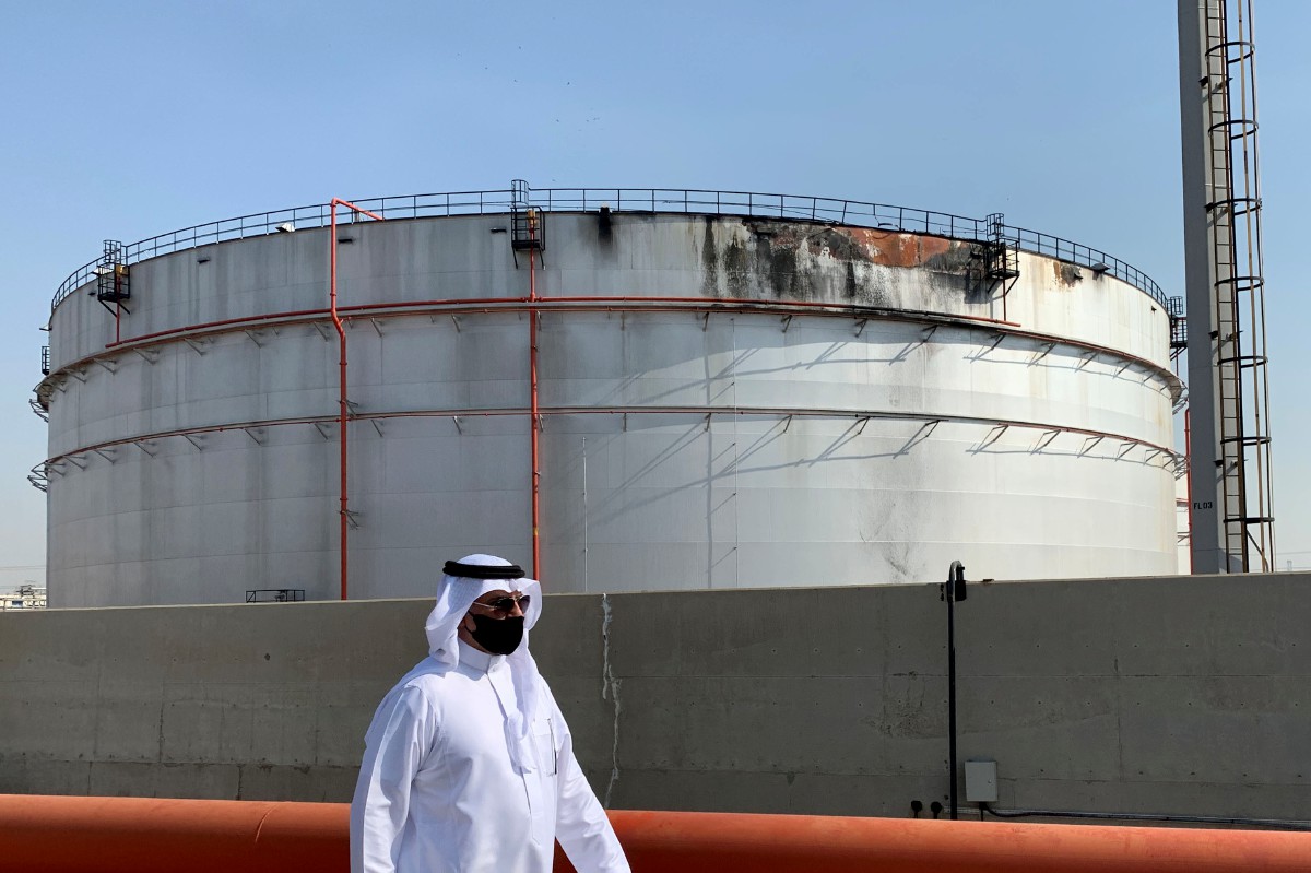 KEBAKARAN tangki minyak di bandar pelabuhan Arab Saudi, Jeddah dipercayai daripada serangan pengganas. FOTO AFP