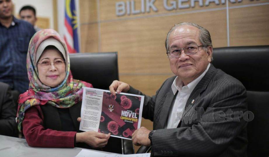 DOUGLAS Uggah Embas (kanan) bersama Fatimah Abdullah menunjukkan risalah berkaitan wabak Koronavirus pada sidang media di Bilik Gerakan Wisma Bapa Malaysia, Petra Jaya. FOTO Hazreen Mohamad