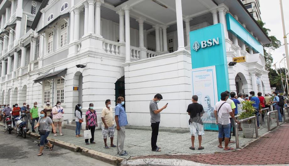 PENGUNJUNG menunggu giliran di Bank Simpanan Nasional (BSN) Seremban, 6 April lalu berikutan pembayaran fasa pertama BPN. FOTO Azrul Edham Mohd Aminuddin