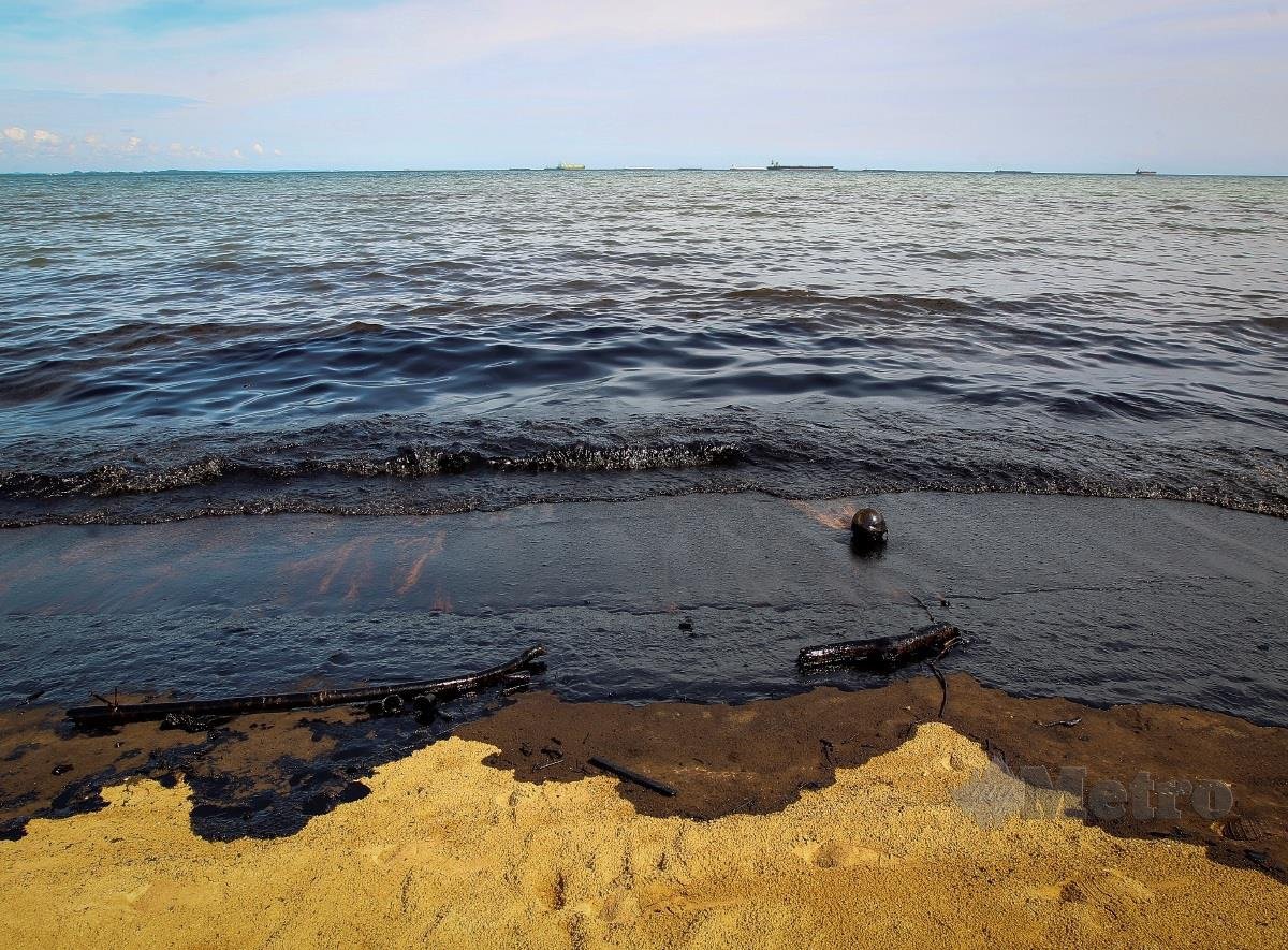 Kesan tumpahan minyak di pantai Cermin, Batu 10, yang dipercayai dari minyak enjin  kapal. FOTO  AZRUL EDHAM MOHD AMINUDDIN