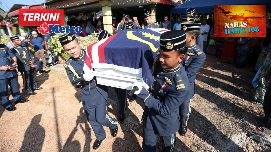 JENAZAH Mohd Hasri diiringi anggota tentera dibawa ke Tanah Perkuburan Felda Lui Muda, Jempol. FOTO Iqmal Haqim Rosman