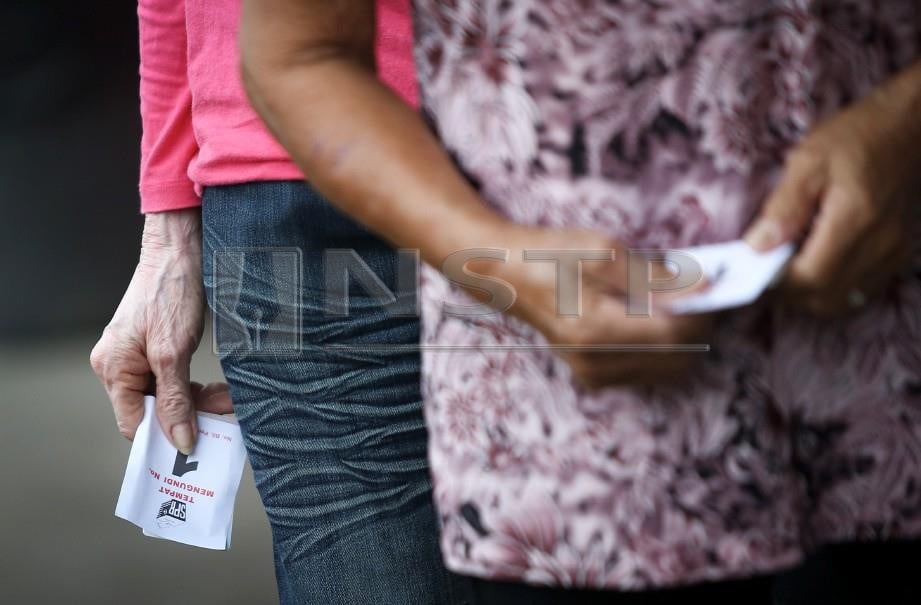 ANTARA pengundi yang hadir  pada Pilihan Raya Kecil Port Port Dickson. FOTO Muhd Zaaba Zakeria
