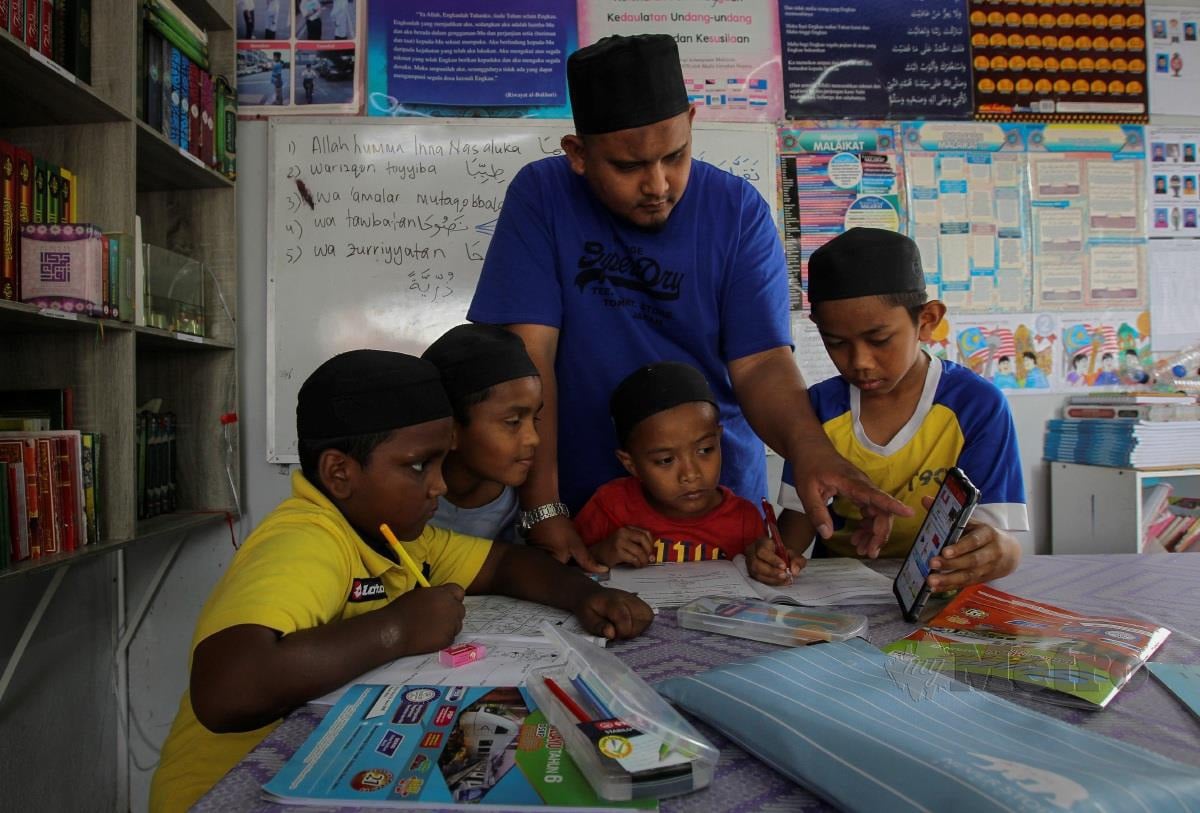MOHD Zatullah memantau anak yatim menjalani pembelajaran dengan kaedah PdPR secara atas talian. FOTO Azrul Edham Mohd Aminuddin