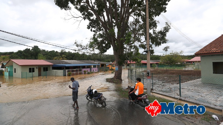 KEADAAN kawasan perumahan yang dinaiki air di Taman Sungai Gemas, Negeri Sembilan. FOTO Iqmal Haqim Rosman