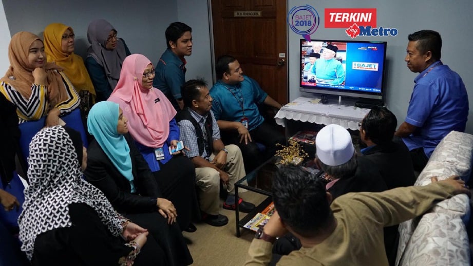 KAKITANGAN Suruhanjaya Koperasi Malaysia cawangan Negeri Sembilan mengikuti  pembentangan Bajet 2018 di Seremban. FOTO Hazreen Mohamad