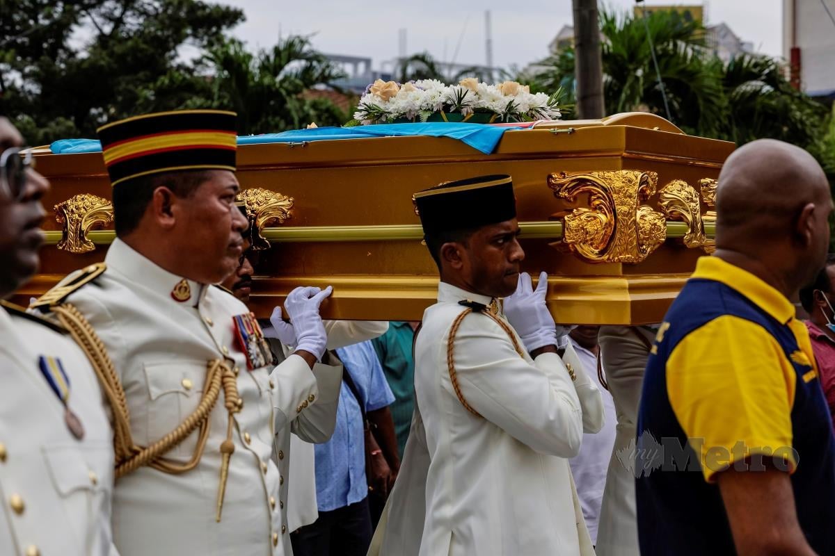 Jasad mendiang bekas Presiden MIC Tun Dr S Samy Vellu dibawa keluar untuk upacara kremasi di Krematorium Jalan Kuari hari ini. FOTO BERNAMA