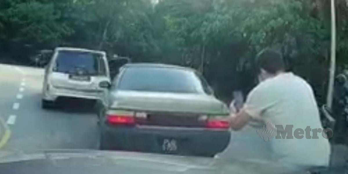 Video tular memaparkan pemandu kereta Toyota Corolla terus memandu selepas melanggar sebuah kenderaan lain di simpang jalan berhampiran Persiaran Bukit Jambul 5, di sini.