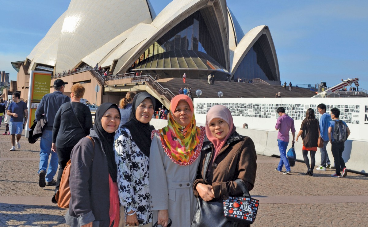 PENULIS (kanan) bersama rakan mengabadikan kenangan di hadapan Sydney Opera House.
