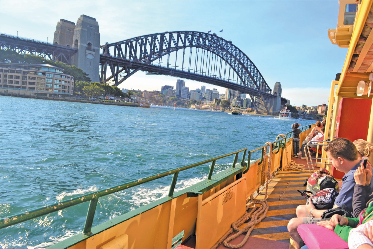 MENIKMATI keindahan Sydney Harbour Bridge dari feri. 