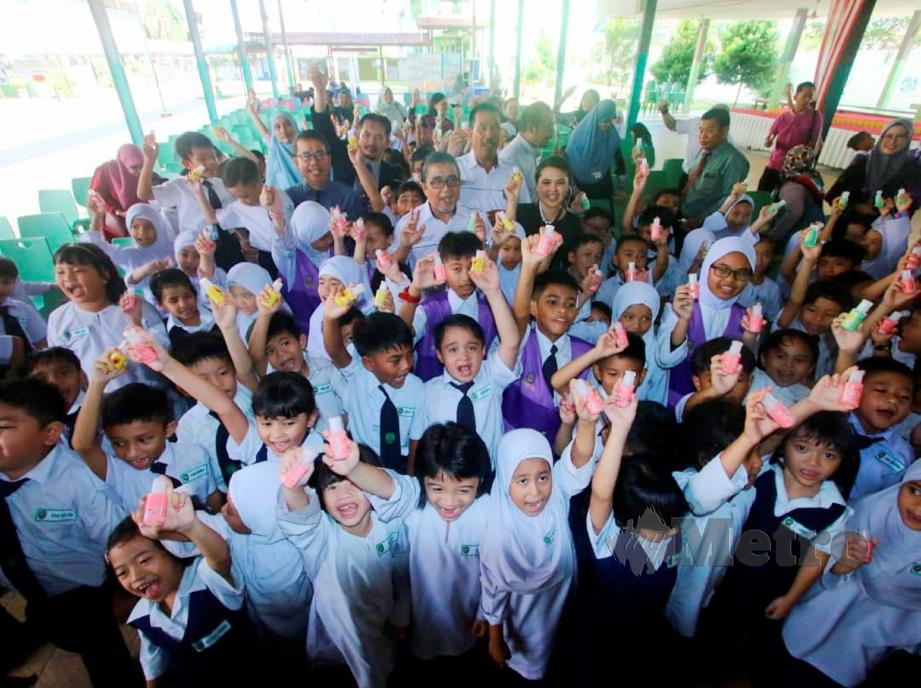 Abang Mat Ali (tengah) bergambar bersama murid selepas Majlis Pengiktirafan MBOR Murid Teramai Membersihkan Tangan Secara Serentak Dengan Hand Sanitizer Peringkat Sarawak 2019, di Sekolah Kebangsaan (SK) Green Road di Kuching. FOTO Norsyazwani Nasri.